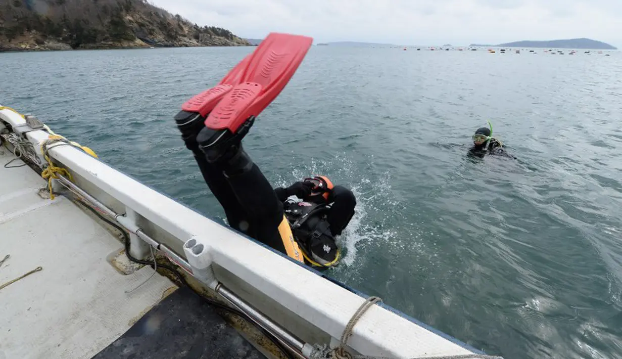Yasuo Takamatsu terlihat melompat ke laut dengan perlengkapan menyelamnya (AFP Photo/Toru Yamanaka).