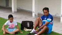 Mantan penjaga gawang PSIS Semarang, I Komang Putra (kanan) bersama anaknya di Stadion Manahan Solo beberapa waktu lalu. (Bola.com/Vincentius Atmaja)