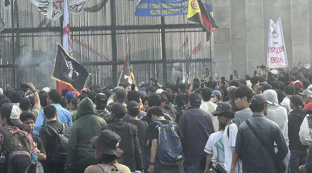 Demo Depan DPR Memanas, Massa Bakar Ban dan Rusak Pagar