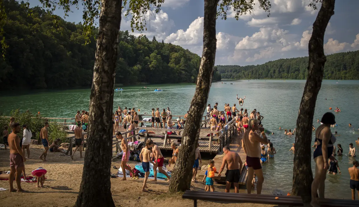 Layanan Hidrometeorologi Lituania telah mengeluarkan suhu tinggi oranye -peringatan suhu (tingkat menengah pada skala tiga tingkat) di sebagian besar negara 18-19 Agustus. (AP Photo/Mindaugas Kulbis)