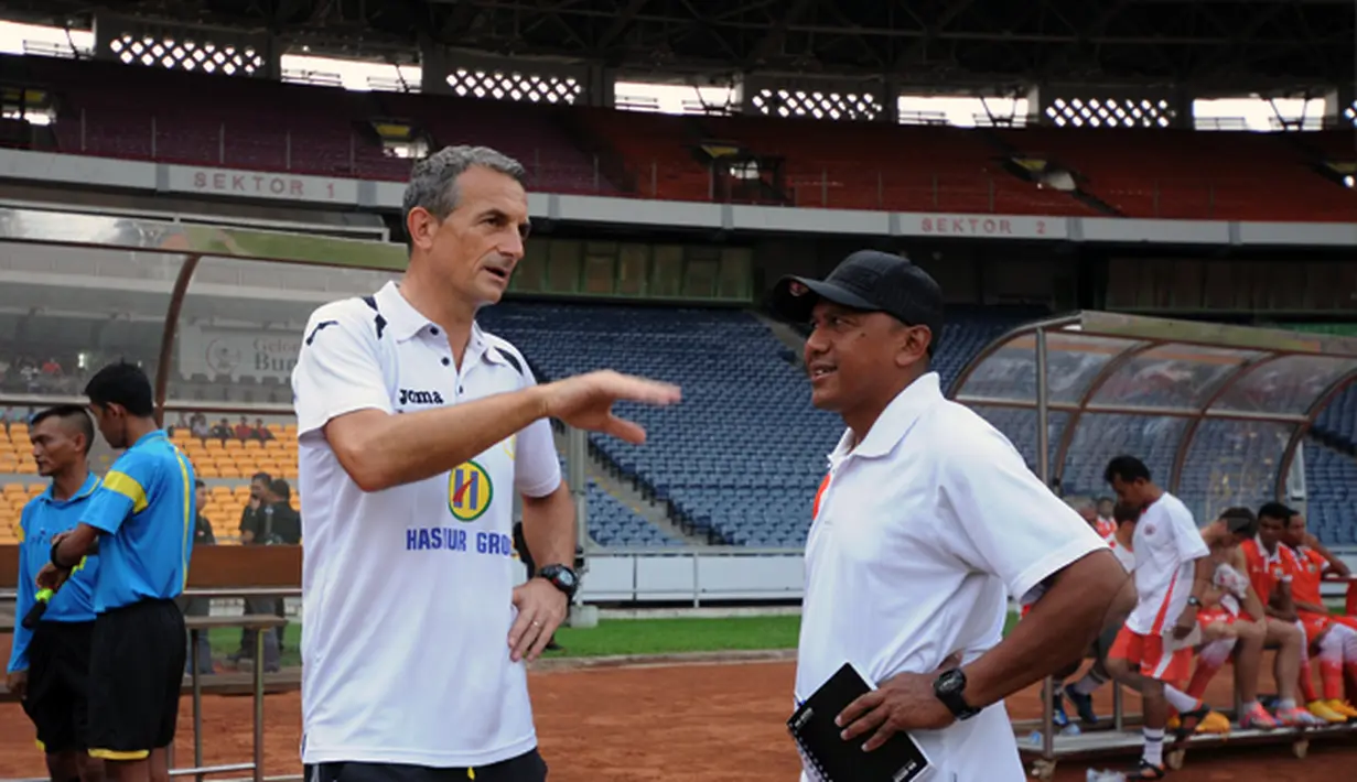 Direktur Teknik Barito Putera, Milomir Seslija (kiri) berbincang dengan pelatih Persija, Rahmad Darmawan jelang laga uji coba di Stadion GBK Jakarta, Rabu (4/2/2015). (Liputan6.com/Helmi Fithriansyah)