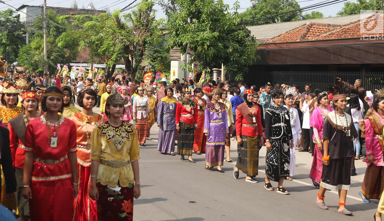 Pasukan berpakaian adat nusantara mengiringi kereta kencana putri Presiden Jokowi, Kahiyang Ayu menuju Graha Saba Buana, Solo, Rabu (8/11). Pernikahan Kahiyang dengan Bobby Nasution diiringi prosesi kirab kereta kencana. (Liputan6.com/Angga Yuniar)