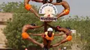 Para calon polisi India saat tampil bertelanjang dada beratraksi di atas motor membentuk sebuah menara di Pusat Pelatihan Polisi Rajasthan, India, Jumat (24/4/2015).(AFP FOTO)