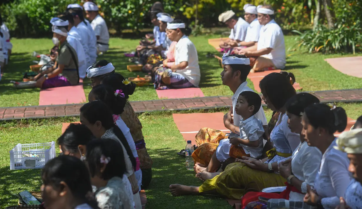 Hari raya Galungan dirayakan oleh umat Hindu Bali setiap 210 hari sekali dengan menggunakan perhitungan kalender Bali yaitu pada hari Budha Kliwon Dungulan. (merdeka.com/Arie Basuki)