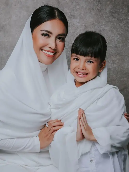 Melihat kondisi anaknya, Denada memutuskan membawa putrinya untuk memeriksanya ke dokter. Ia langsung gemetar saat mendengar kondisi cucunya yang di diagnosa dokter terkena penyakit kanker darah. (instagram/senator_emiliacontessa)