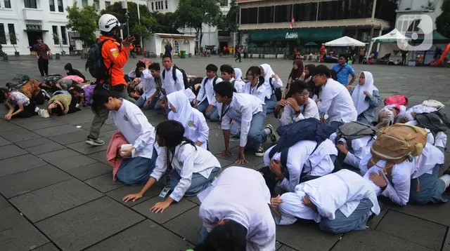 Puluhan siswa menyimak instruksi dari personel Badan Nasional Penanggulangan Bencana (BNPB) di Kawasan Kota Tua, Jakarta, Jumat (26/4/2024). (merdeka.com/Imam Buhori)