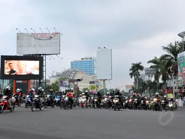 Kamis (24/7/14), arus mudik kendaraan roda dua di persimpangan Bekasi, Kalimalang, menunjukkan peningkatan. (Liputan6.com/Panji Diksana)