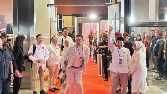 Pasangan nomor urut 1, Ridwan Kamil-Suswono tiba di lokasi debat perdana Pilgub Jakarta 2024.