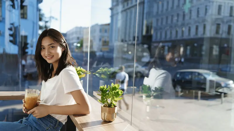 perempuan minum kopi