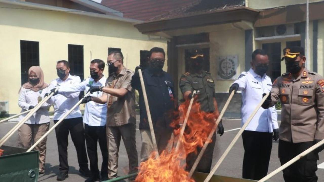 Kejari Probolinggo Musnahkan Barang Bukti Narkotika hingga Radioaktif, Tegaskan Komitmen Penegakan Hukum