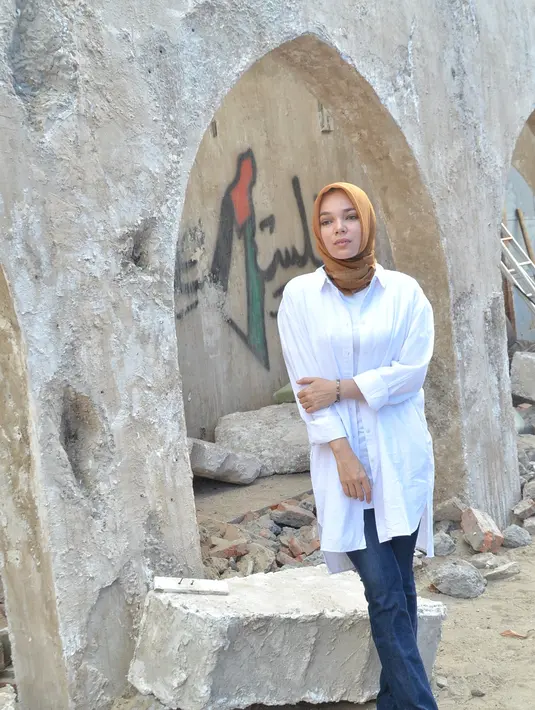 Seperti tahun-tahun sebelumnya, saat waktu pergantian tahun tiba, pemain film Ayat-Ayat Cinta itu menikmati bersama keluarga besar di rumah sang mertua. Ini merupakan tradisi keluarga dari suaminya. (Adrian Putra/Bintang.com)