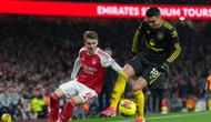 Martin Odegaard (kiri) berduel dengan Casemiro saat Arsenal menjamu Manchester United pada lanjutan Liga Inggris 2025/2026 di Emirates Stadium, Minggu (26/1/2026) malam WIB. (Mike Egerton/PA via AP)