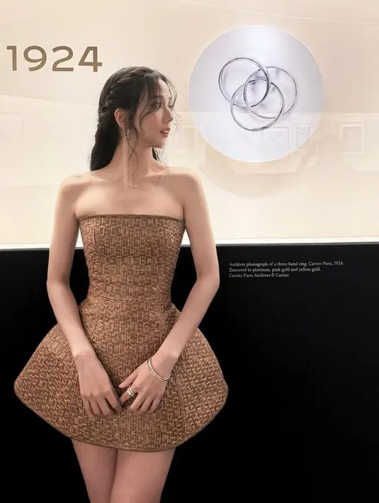 Dilihat sekilas, ia tampil simpel mengenakan mini dress tanpa tali bernuansa cokelat keemasan. [Foto: Instagram/sooyaaa__]