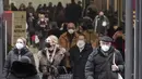 Orang-orang berjalan di pusat kota Essen, Jerman, di mana sebagian besar toko hanya mengizinkan pelanggan yang pulih atau divaksinasi, Rabu (12/1/2022). Jerman pada Rabu melaporkan lebih dari 80.000 kasus virus korona dalam sehari yang merupakan tertinggi sejak pandemi. (AP Photo/Martin Meissner)