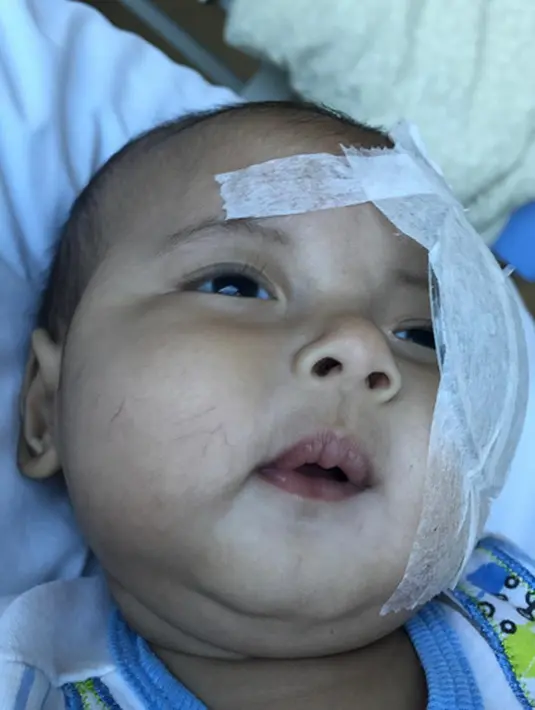 "Waktu itu Terus terang rasanya seperti langit runtuh harus menerima Kenyataan waktu Prof. Rita bilang Mas Ibran ada katarak di ke 2 matanya, sehingga menghalangi pandangan ke 2 matanya," tulis asri_welas. (Instagram/asri_welas)