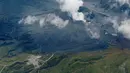Kepulan asap membumbung tinggi dari kawah Gunung berapi Aso ketika mengalami erupsi di Prefektur Kumamoto, Sabtu (8/10). Selama ini diketahui bahwa Jepang, dengan sejumlah gunung berapi aktif, terletak di kawasan “cincin api”. (Kyodo/via REUTERS)