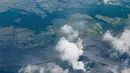Kepulan asap membumbung tinggi dari kawah Gunung berapi Aso ketika mengalami erupsi di Prefektur Kumamoto, Sabtu (8/10). Selama ini diketahui bahwa Jepang, dengan sejumlah gunung berapi aktif, terletak di kawasan “cincin api”. (Kyodo/via REUTERS)