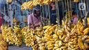 Pedagang mengaku penjualan pisang mengalami meningkat hingga 30 persen daripada hari biasanya. (Liputan6.com/Angga Yuniar)