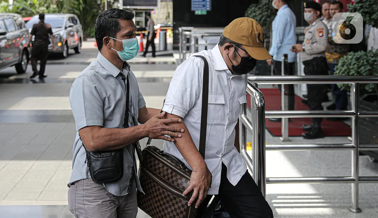 Wakil Ketua DPRD Provinsi Jawa Timur Sahat Tua Simanjuntak yang terjaring operasi tangkap tangan (OTT) tiba di Gedung Merah Putih KPK, Jakarta, Kamis (15/12/2022). Sahat diduga terlibat tindak pidana suap pengurusan alokasi dana hibah yang bersumber dari APBD Jatim. (Liputan6.com/Faizal Fanani)