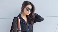 Tidak selalu busana yang membuat penampilan menjadi semakin hits. Seperti halnya pada Sarwendah yang satu ini dengan kacamata hitamnya. Kece badai pastinya ibu dari Thalia ini. (Instagram/sarwendah29)