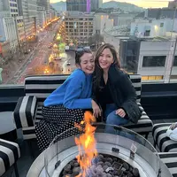 Tampil memikat di sejumlah kesempatan, Enzy Storia dan Jessica Mila tampil memikat di segala kesempatan. Kali ini, ia terlihat kompak dalam ragam gaya memikat. [Foto: Instagram/ Enzy Storia]