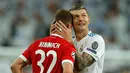 Pemain Real Madrid Toni Kroos menghibur rekan senegaranya yang juga pemain Bayern Munchen, Joshua Kimmich usai pertandingan semifinal Liga Champions di stadion Santiago Bernabeu, Spanyol (1/5). (AP/Paul White)