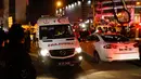 Mobil ambulans meninggalkan lokasi penembakan Dubes Rusia untuk Turki, Andrei Karlov oleh seorang mantan anggota kepolisian di sebuah galeri seni di Ankara, Senin (19/12). Insiden penembakan tersebut juga melukai tiga orang lainnya. (REUTERS/Umit Bektas)