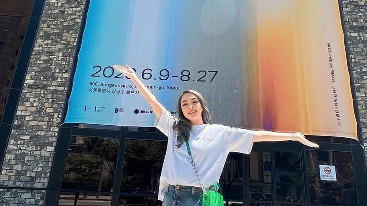 Beginilah potret keseruan Reisa Broto Asmoro saat liburan di Korea. Terlihat dalam salah satu unggahan terbaru, ia tengah mengunjungi salah satu tempat hits di Korea Selatan yaki Hybe Exhibition.
