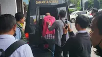 Penyidik Kanwil DJP Jakarta Utara menyerahkan tersangka dugaan penggelapan pajak ke Kejari Jakut. (Foto: Istimewa)
