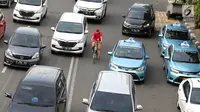Pengendara sepeda melintasi Jalan MH Thamrin di Jakarta, Sabtu (24/2). Pemprov DKI Jakarta berencana fokus membenahi jalur sepeda di Jalan Sudirman-MH Thamrin. (Liputan6.com/Immanuel Antonius)