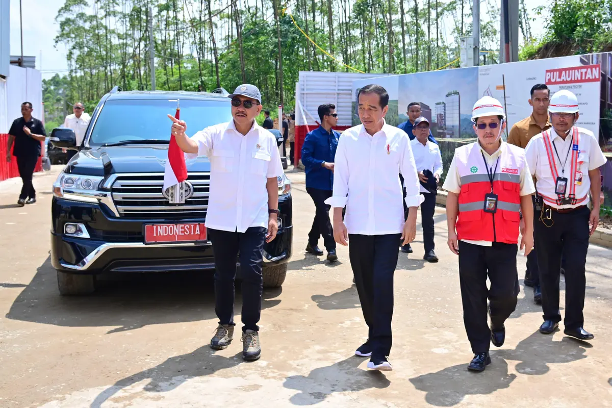 Presiden Joko Widodo atau Jokowi meninjau progres pembangunan Hotel Nusantara di Ibu Kota Nusantara (IKN), Kabupaten Penajam Paser Utara, Provinsi Kalimantan Timur, pada Rabu (20/12/2023).