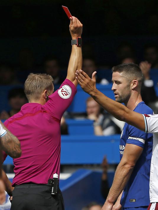 Bek Chelsea, Gary Cahill (kanan) menerima kartu merah oleh wasit, Craig Pawson setelah melanggar pemain Burnley, Steven Defour pada laga perdana Premier League di Stamford Bridge, (12/8/2017). Chelsea kalah 1-3. (AFP/Ian Kington)