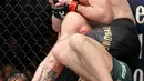 Khabib Nurmagomedov saat mengunci Conor McGregor dalam pertarungan UFC 229 di Las Vegas, AS (6/10). Nurmagomedov dinyatakan menang melalui submission. Dia melakukan rear naked choke kepada McGregor. (AP Photo/John Locher)