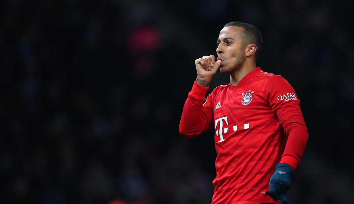Thiago Alcantara - Thiago Alcantara menjadi nama yang ramai dibicarakan pada bursa transfer pemain jelang musim 2020-2021. Gelandang Bayern Munchen itu dikaitkan dengan Liverpool dan Manchester United. (AFP/Ronny Hartmann)