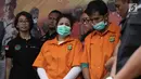Artis yang juga putri bungsu ratu dangdut Elvy Sukaesih, Dhawiya Zaida bersama kakaknya Syehan dihadirkan polisi saat rilis pengungkapan kasus narkoba di Polda Metro Jaya, Jakarta, Sabtu (17/2). (Liputan6.com/Arya Manggala)
