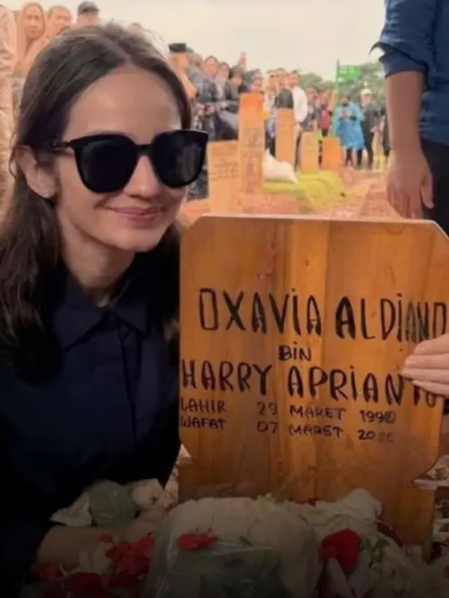 Enzy Storia salah satu artis dan sahabat Vidi Aldiano yang hadir di pemakaman. [@enzystoria]