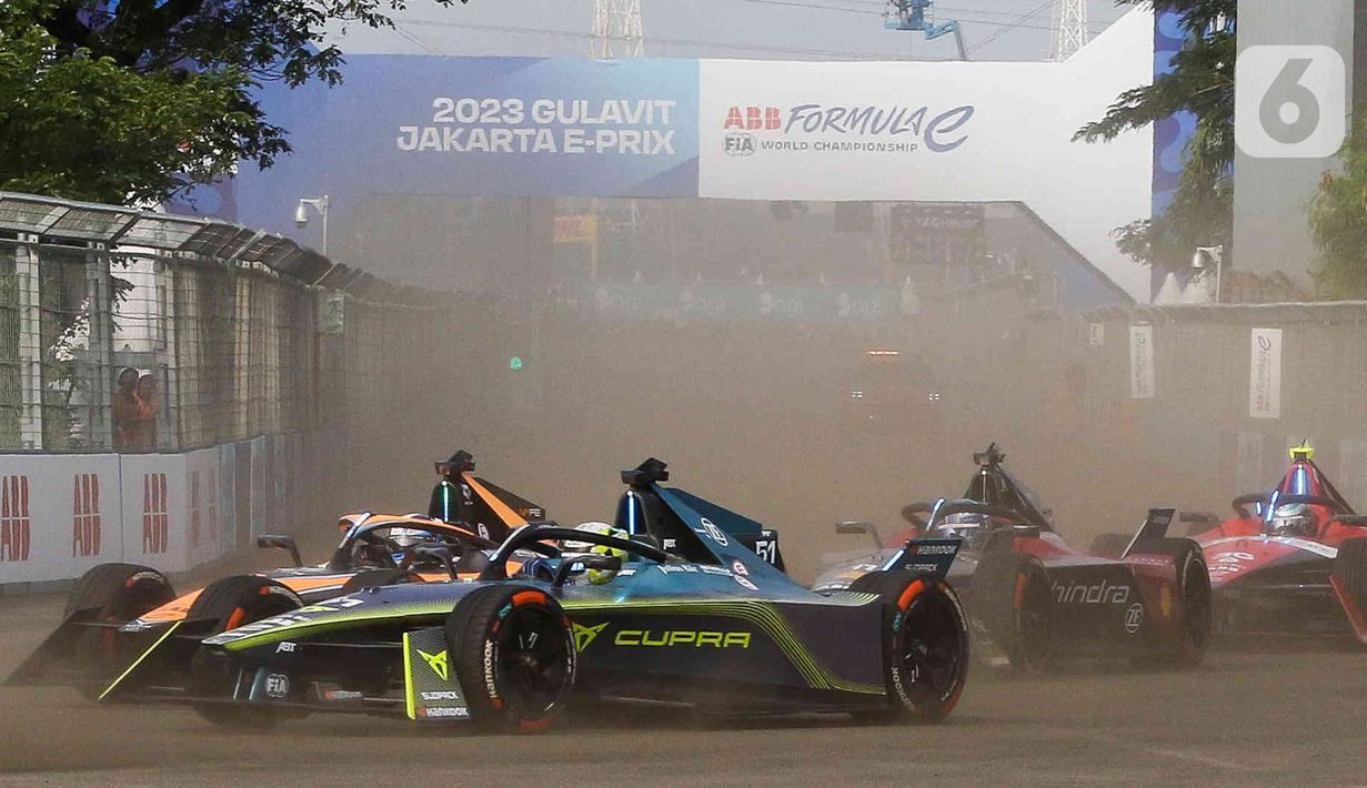 Disusul posisi kedua diikuti pembalap tim Avalanche Andretti Jake Dennis (45 menit 00,107 detik).(Liputan6.com/Herman Zakharia)