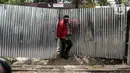 Penyidik Bareskrim Polri saat menyegel rumah yang diduga milik Indra Kesuma atau Indra Kenz di Cluster Narada Sutera Alam Sutera, Serpong Utara, Tangerang Selatan, Jumat (18/3/2022). Pengejaran aliran dana Indra Kenz termasuk ke orang-orang dan aset-aset yang dimilikinya. (Liputan6.com/JohanTallo)