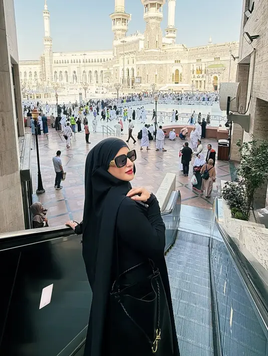 Tampil serba hitam, Tasya Farasya jinjing tas Bottega Veneta Andiamo Bucket seharga Rp87 jutaan [@tasyafarasya]