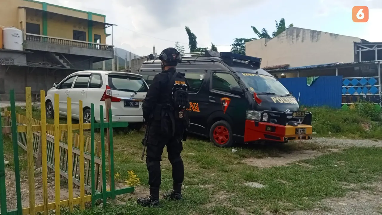 penggeledahan rumah terduga kelompok radikal di Kota Palu