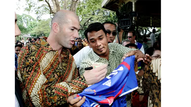 Kala Zidane Main Bola Pakai Batik
