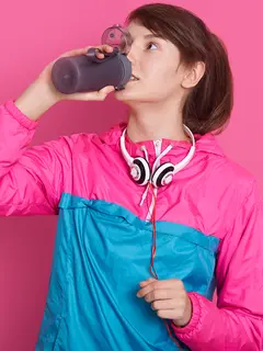 Ilustrasi Menggunakan Botol Minum Credit: freepik.com