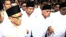 Ketum Golkar Aburizal Bakrie dan Ketum PPP Suryadharma Ali tampak mendampingi Prabowo-Hatta menuju KPU, Selasa (20/5/14). (Liputan6.com/Faizal Fanani)