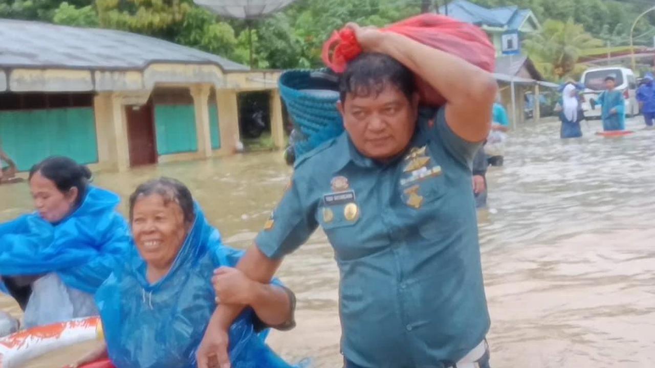 Sigap! Prajurit TNI AL Evakuasi Korban Banjir di Tapanuli Tengah
