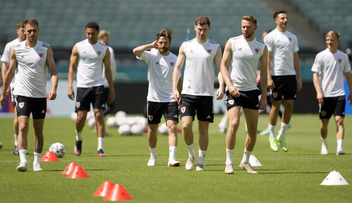Para pemain timnas Wales saat sesi latihan tim di Stadion Olimpiade Baku di Baku, Azerbaijan, Jumat (11/6/2021). Pertandingan kedua Grup A Euro 2020 akan mempertemukan antara Wales vs Swiss pada Sabtu malam (12/6). (AP Photo/Darko Vojinovic)