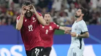 Penyerang Georgia Georges Mikautadze merayakan gol yang dicetaknya melalui tendangan penalti ke gawang Portugal pada laga terakhir grup F yang berlangsung di Stadion Arena Aufschalke, Kamis (27/7/2024). (AP Photo/Martin Meissner)