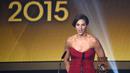 Pesepak bola cantik asal Amerika Serikat, Carli Lloyd, tampil seksi saat menerima penghargaan sebagai FIFA Women World Player of the Year 2015 di Zurich, Swiss, Senin (11/1/2016). (AFP/Olivier Morin)