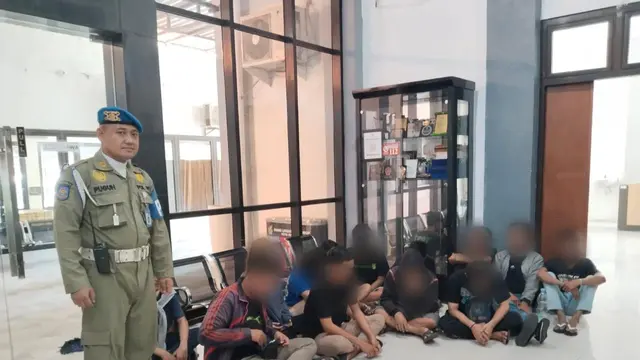 13 pemuda diamankan Satpol PP Surabaya karena pesta miras. (Istimewa)