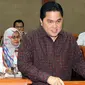 Menteri Badan Usaha Milik Negara (BUMN) Erick Thohir bersiap mengikuti rapat dengan Komisi VI DPR, di kompleks Parlemen, Jakarta, Senin (2/12/2019). Rapat tersebut membahas Penyertaan Modal Negara (PMN) pada Badan Usaha Milik Negera tahun anggaran 2019 dan 2020. (Liputan6.com/Johan Tallo)