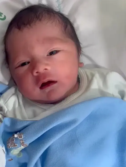 Melalui instagram story-nya, eks member JKT 48 itu juga membagikan beberapa potret dan video menggemaskan Archie. [Instagram/ceseniy]